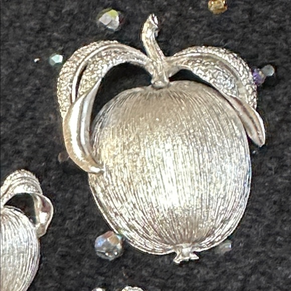 Sarah Coventry Silver Adam’s Delight 1961 Apple Vintage Brooch & Clip Earrings - Picture 2 of 9